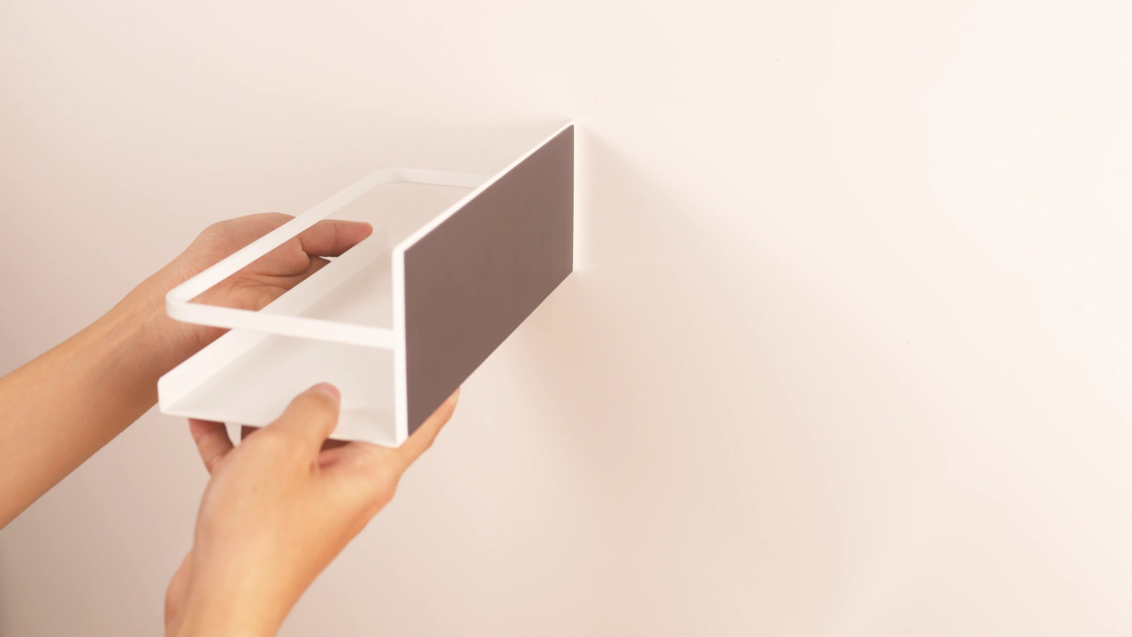 Tay gắn kệ bếp nam châm lên tấm ốp thép tráng men, không cần khoan tường