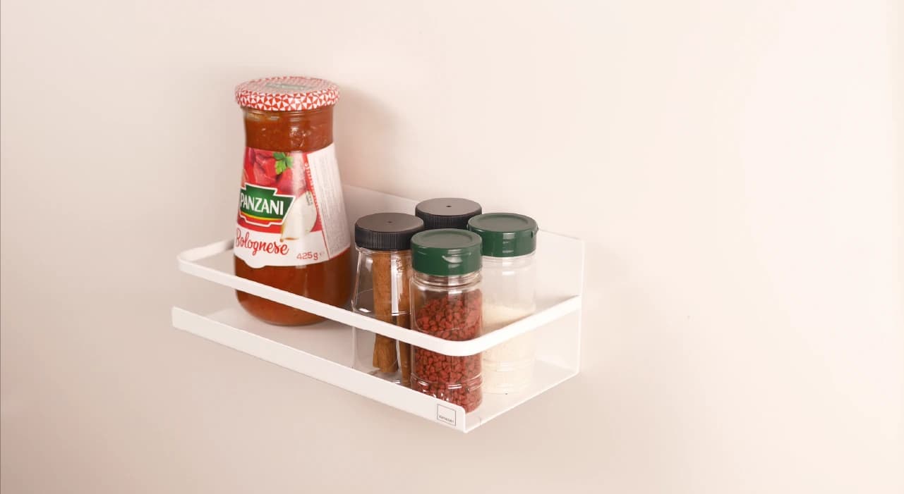 Kệ bếp nam châm lớn có thanh chắn, đựng hũ gia vị