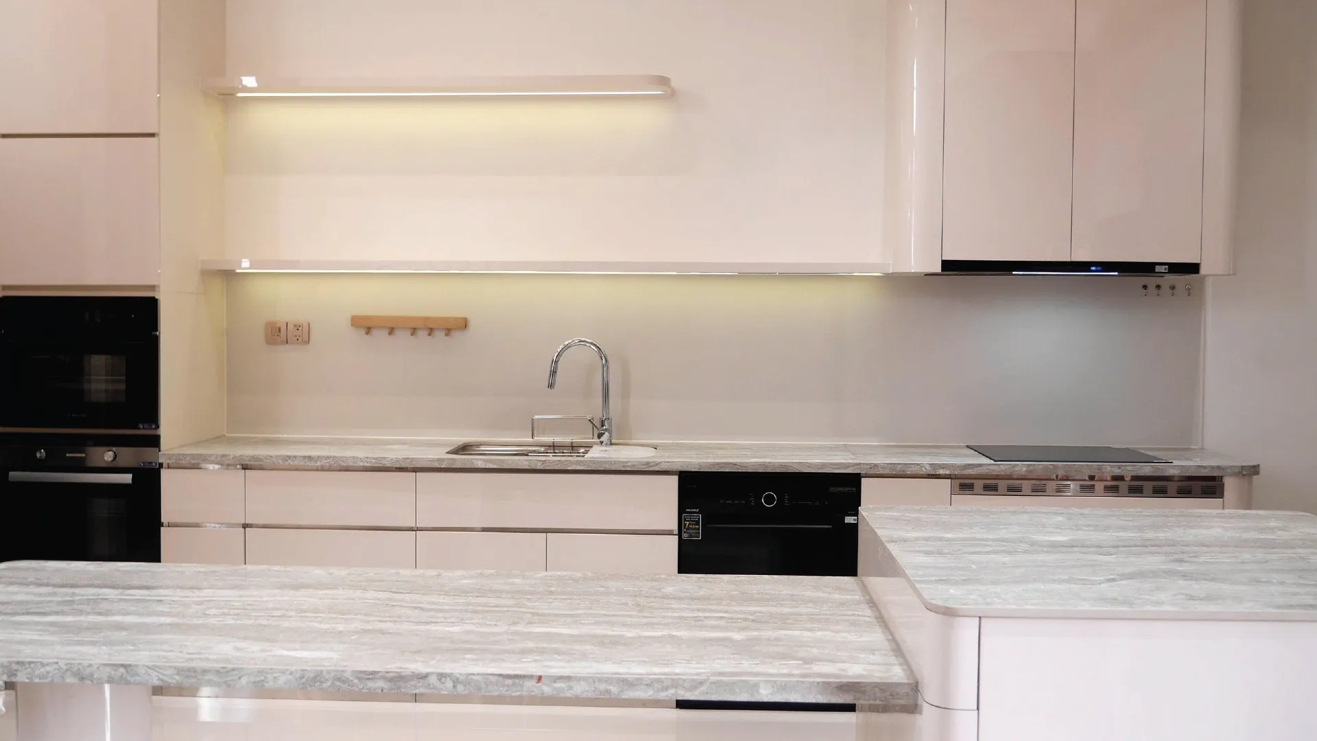 Bếp nhà phố 3 mét chiều dài ốp tấm thép tráng men sứ trắng Kurashi với hệ phụ kiện nam châm gọn gàng