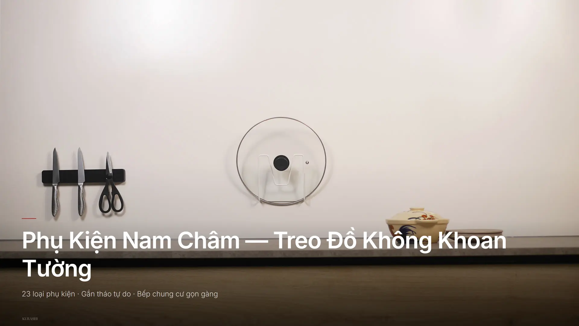 Phụ kiện bếp nam châm Kurashi gắn trên tấm ốp thép tráng men sứ trong bếp chung cư 5m²