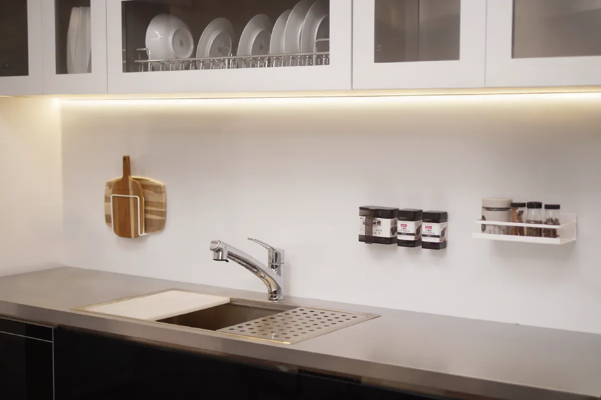 phụ kiện bếp gồm vòi, chậu rửa chén và kệ gia vị gắn tường