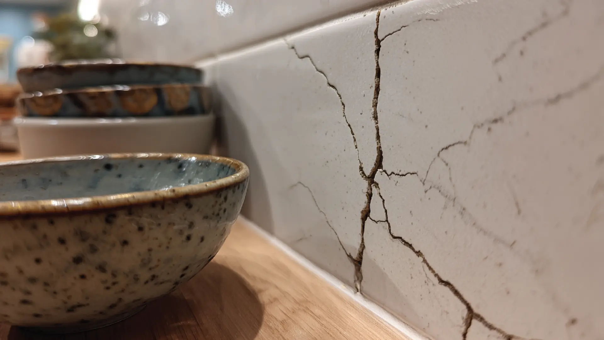 tấm ốp bếp bị nứt vỡ do tác động lực mạnh