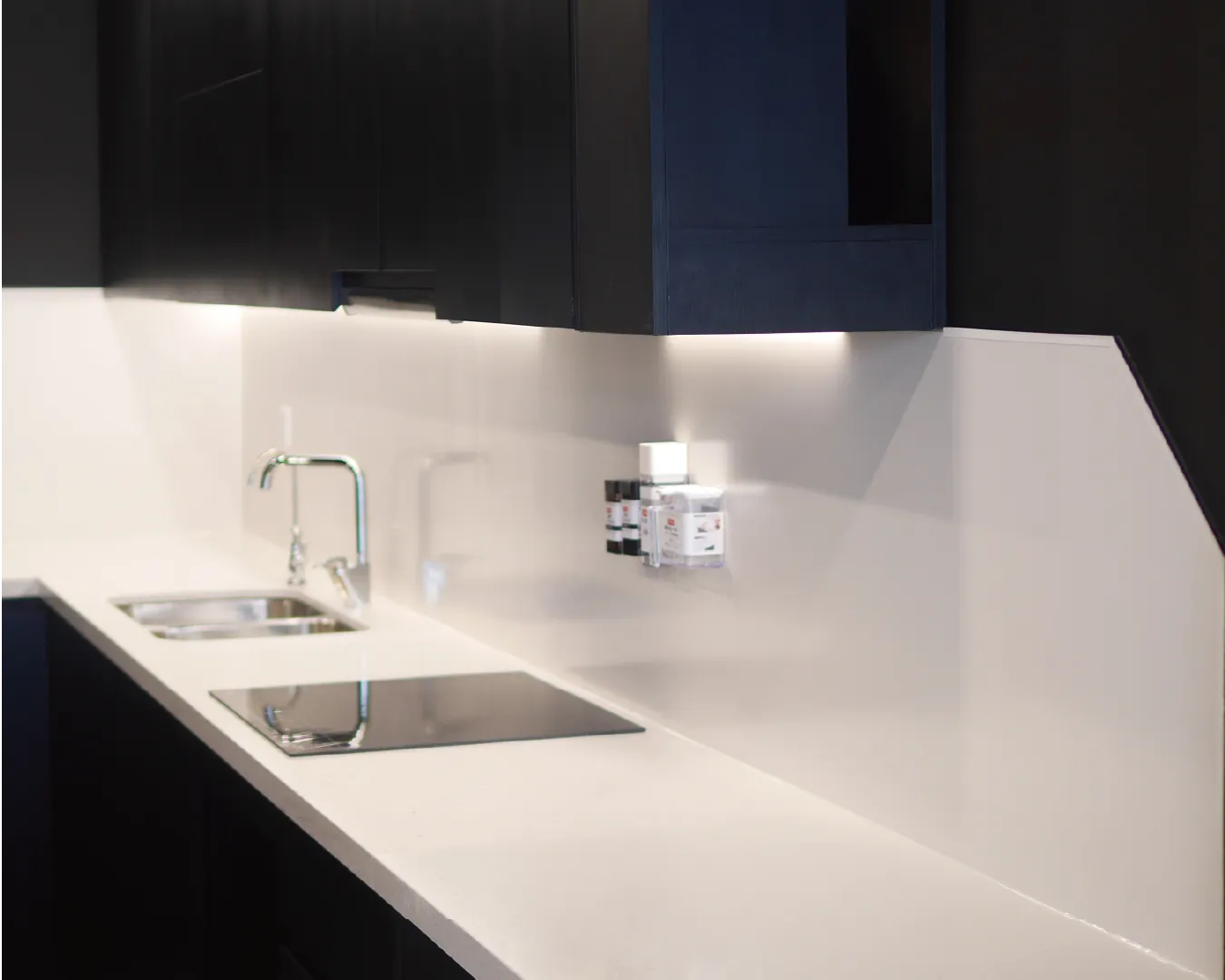 tấm ốp bếp kết hợp phụ kiện bếp